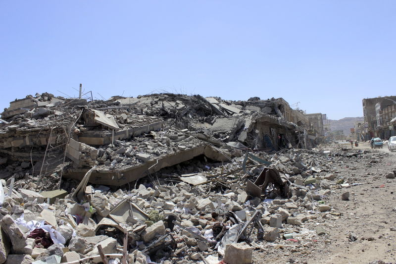 © Reuters. مسؤول: طائرات وسفن عربية تقصف ميناء عسكريا يمنيا يسيطر عليه الحوثيون