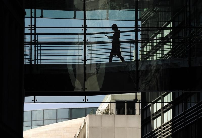 © Reuters. A worker passes through a walkway in an office of Goldman Sachs in London