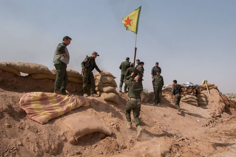 © Reuters. مقاتلون سوريون أكراد يعززون مكاسبهم في مواجهة تنظيم الدولة الإسلامية