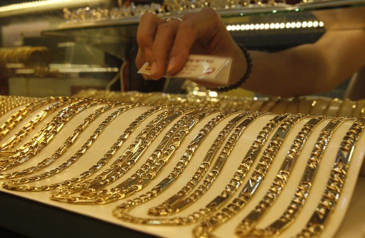 © Reuters. Золотые цепочки в ювелирном магазине в Ханое 