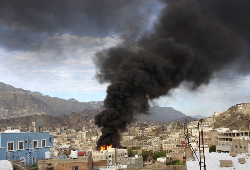 © Reuters. سكان: 30 قتيلا على الأقل في ضربات جوية للتحالف العربي على منطقة يمنية حدودية