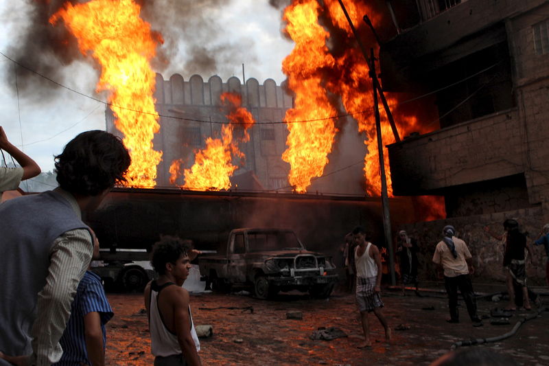 © Reuters. Incêndio durante confronto no Iêmen