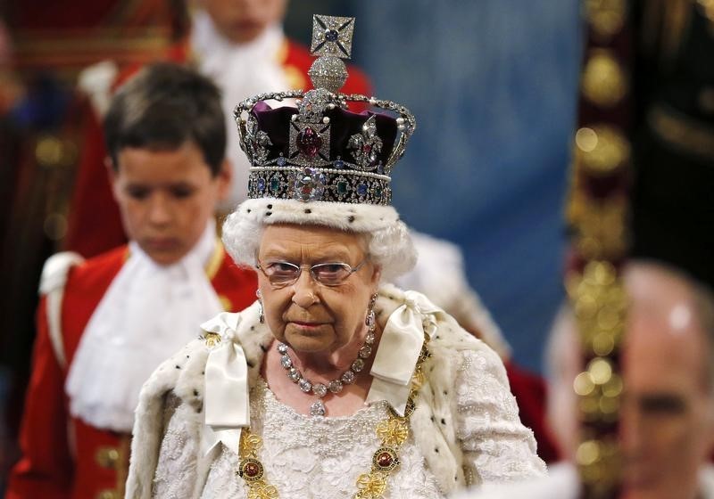 © Reuters. Rainha Elizabeth no Palácio de Westminster, em Londres