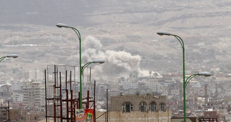 © Reuters. سبأ: 40 قتيلا على الأقل في ضربات جوية على قاعدة عسكرية في صنعاء
