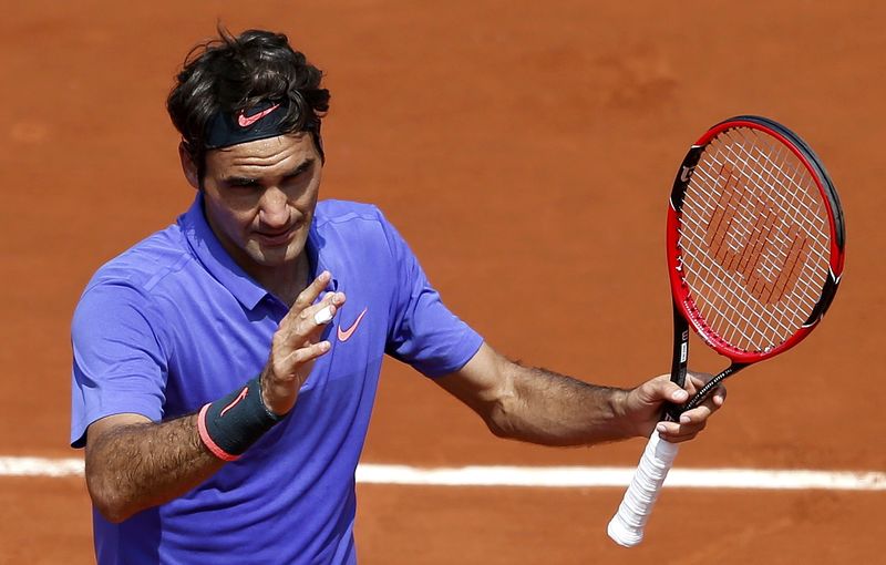 © Reuters. Roger Federer of Switzerland celebrates after beating Marcel Granollers of Spain during their men's singles match at the French Open tennis tournament at the Roland Garros stadium in Paris