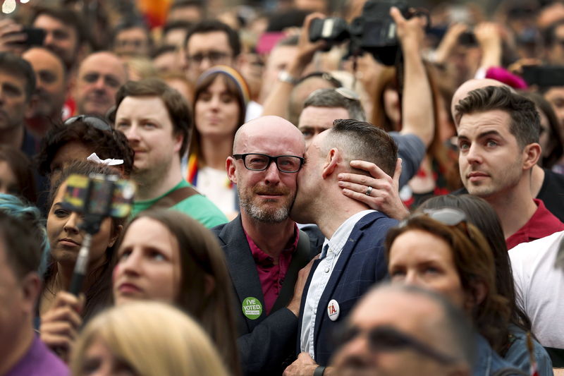 © Reuters. Reação das pessoas após votação a favor do casamento entre pessoas do mesmo sexo na Irlanda, em Dublin