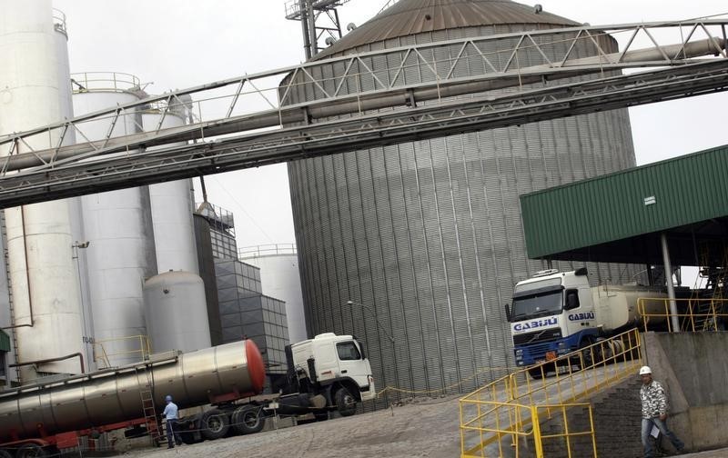 © Reuters. Caminhoneiros andam por instalações de fábrica de biocombustível, em Passo Fundo