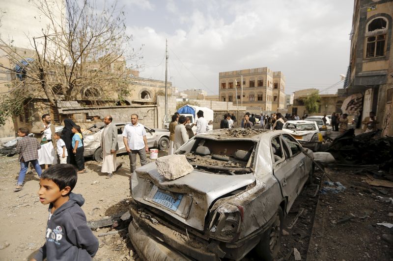 © Reuters. Al menos 80 personas mueren en los bombardeos más letales de la guerra en Yemen