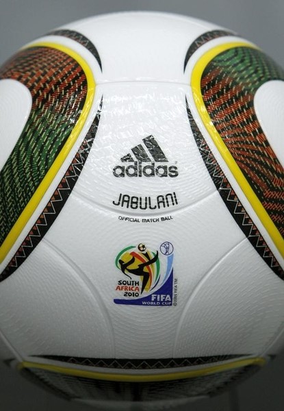 © Reuters. Logos da Adidas e Fifa na bola oficial da Copa do Mundo de 2010