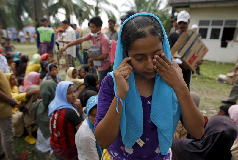 © Reuters. Menina rohingya recém-chegada na Indonésia dentro de abrigo temporário para refugiados