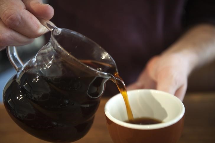 © Reuters. La agencia alimentaria europea recomienda no beber más de cinco cafés al día