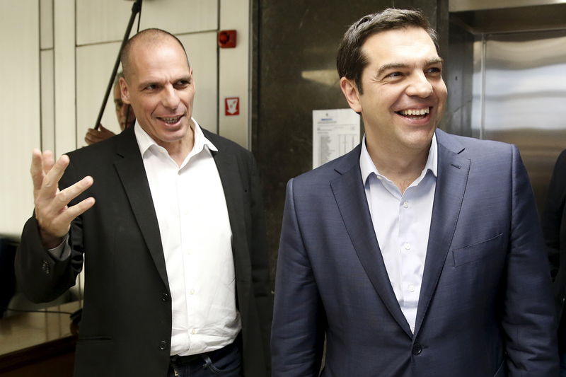 © Reuters. Greek Finance Minister Varoufakis welcomes PM Tsipras for a meeting at the ministry in Athens