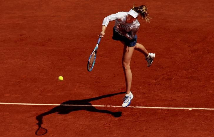 © Reuters. Sharapova pasa a la tercera ronda, Halep se despide de Roland Garros 