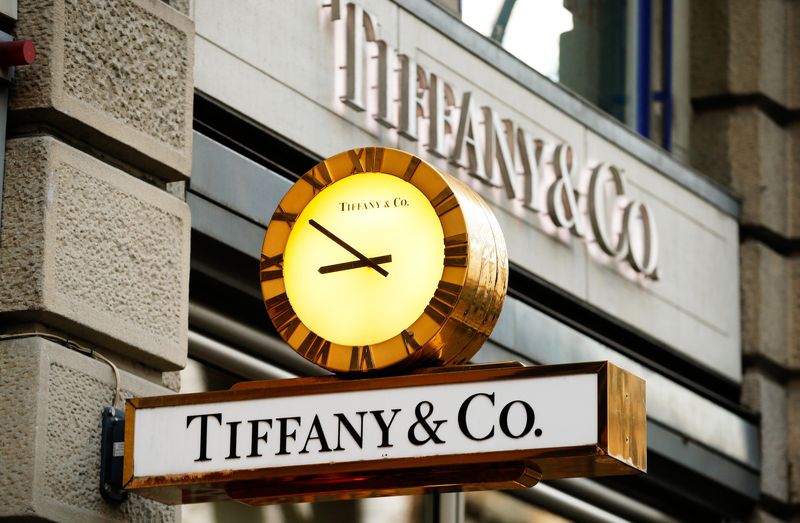 © Reuters. A clock is placed in front of a store of U.S. jeweller Tiffany in Zurich in this file photo