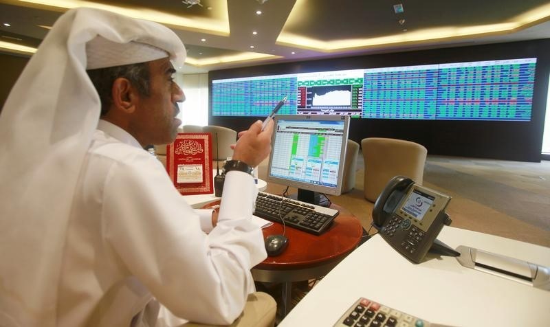 © Reuters. بورصة قطر تتراجع بسبب تحقيق الفيفا والنفط يضغط على أسواق الخليج