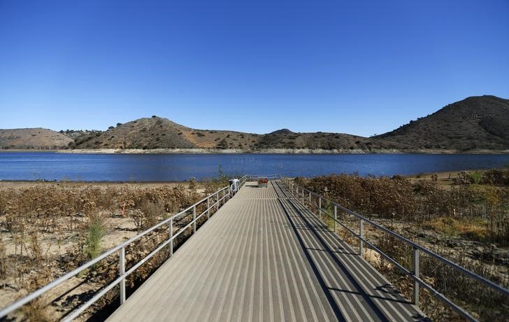 © Reuters. Receding water line of Lake Hodges is seen in San Diego County