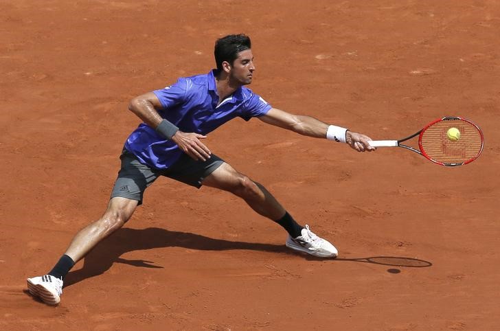 © Reuters. Tenista brasileiro Thomaz Bellucci durante partida contra o japonês Kei Nishikori em Roland Garros, em Paris