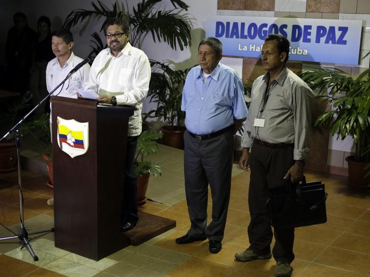 © Reuters. FARC negotiators arrive for talks in Havana