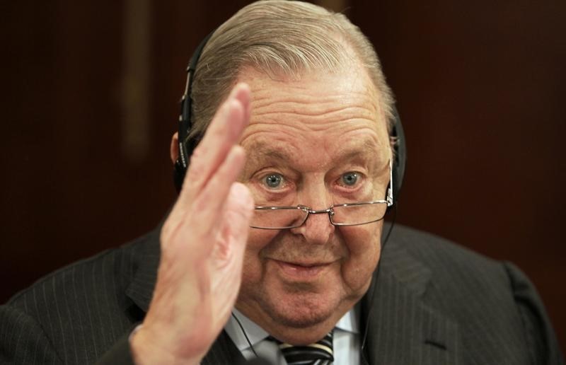 © Reuters. Former UEFA President Lennart Johansson gestures at the beginning of the UEFA Executive Committee meeting in Prague