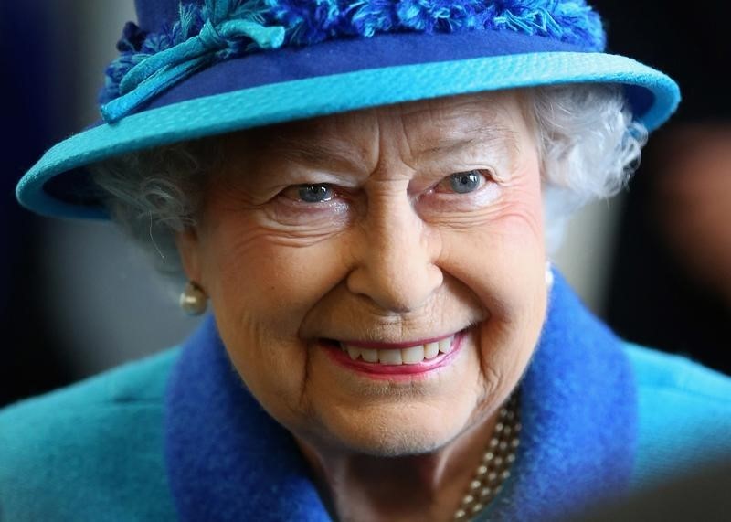 © Reuters. Britain's Queen Elizabeth visits the National Memorial to the Few in Folkestone, southern England