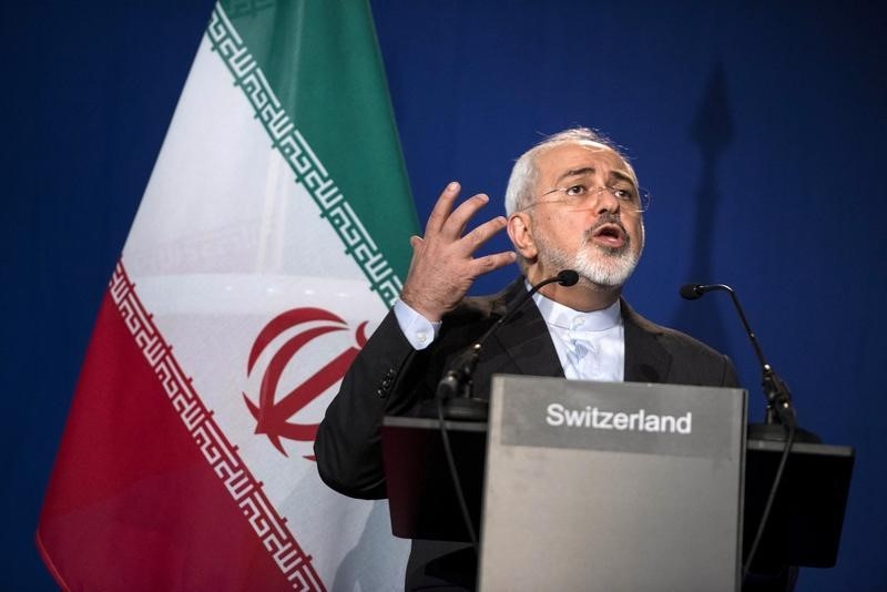 © Reuters. Iran's Foreign Minister Javad Zarif gestures as he speaks during a news conference in Lausanne