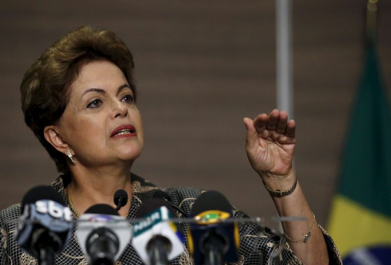 © Reuters. Presidente Dilma Rousseff concede entrevista coletiva na Cidade do México