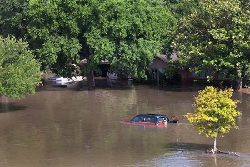 © Reuters. Carros e casas são cobertos pela água em Houston