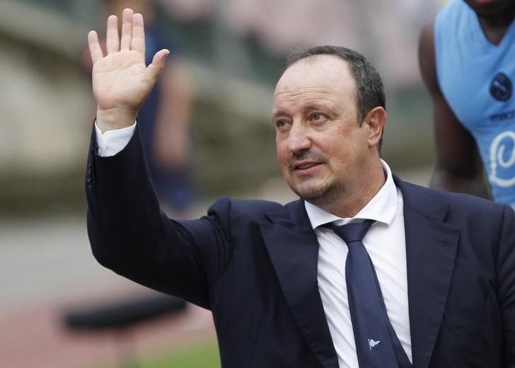 © Reuters. Napoli's coach Benitez waves at the end of his Italian Serie A match against Livorno at the San Paolo stadium in Naples