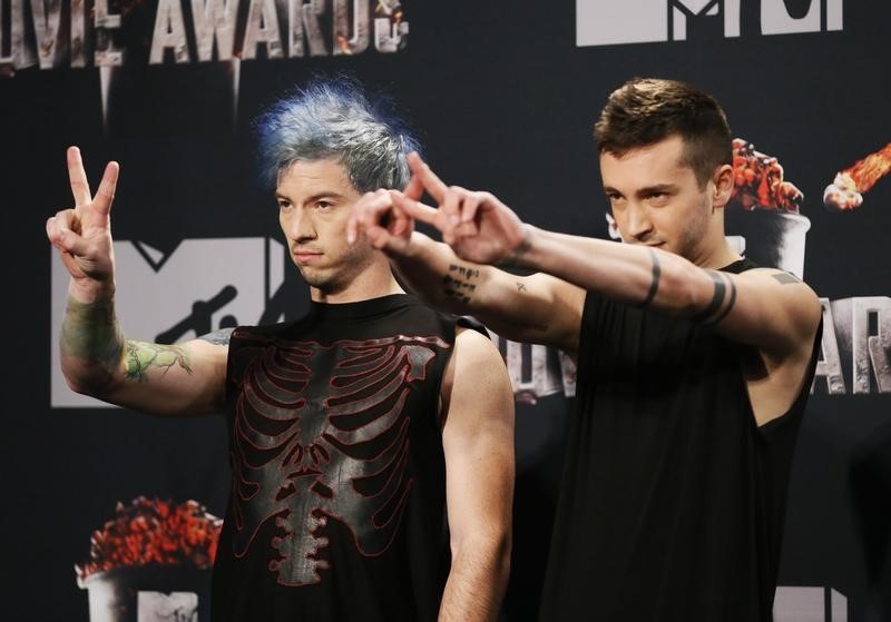 © Reuters. Tyler Joseph and Josh Dun of Twenty One Pilots pose during the 2014 MTV Movie Awards in Los Angeles