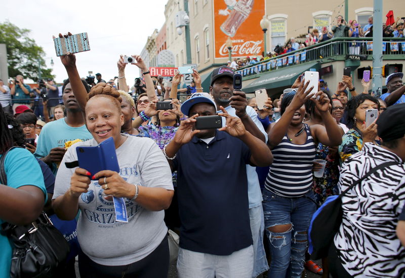 © Reuters. Blues fans takes pictures as B.B. King's procession heads down Beale Street in Memphis