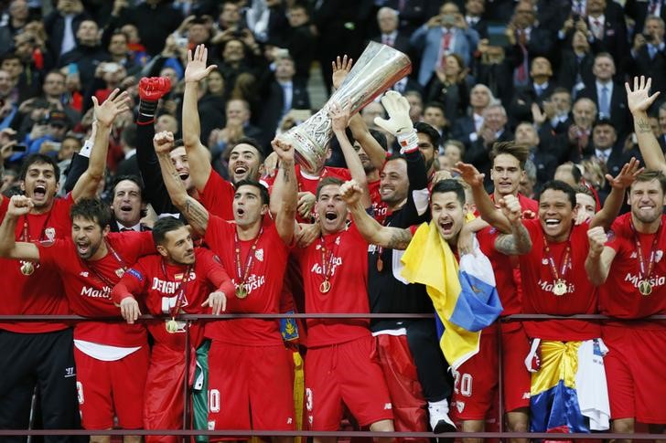 © Reuters. Jogadores do Sevilla comemoram título da Liga Europa após vitória sobre o Dnipro no Estádio Nacional de Varsóvia, na Polônia