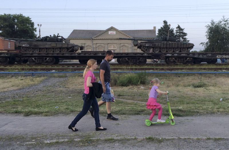 © Reuters. Tanks are seen on a freight train shortly after its arrival at a railway station in the Russian southern town of Matveev Kurgan