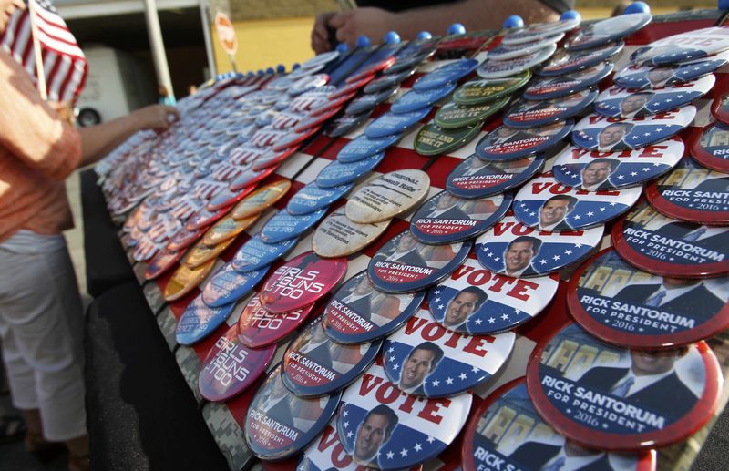 © Reuters. Campaign buttons of Republican presidential candidate and former U.S. Senator Rick Santorum are seen in Pennsylvania