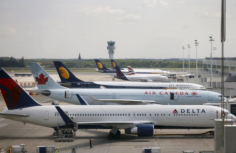 © Reuters. Aviões estacionados no aeroporto Zaventem, perto de Bruxelas
