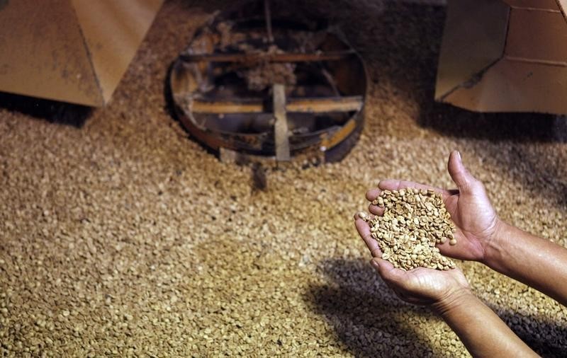 © Reuters. Trabalhador manuseia grãos de café em fábrica em Espírito Santo do Pinhal