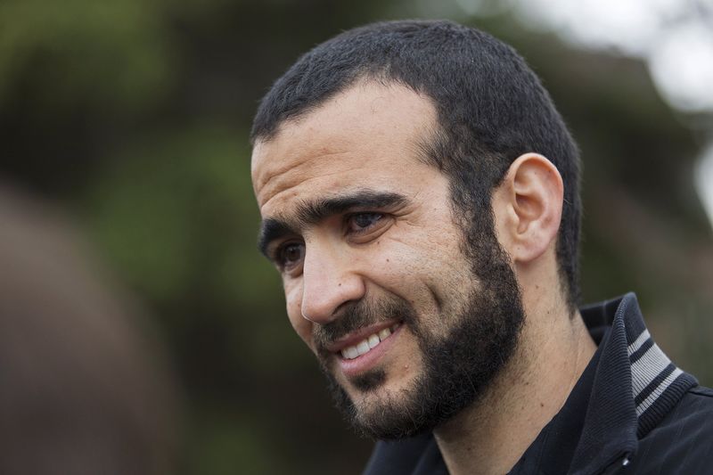 © Reuters. Khadr listens to a question during a news conference after being released on bail in Edmonton 