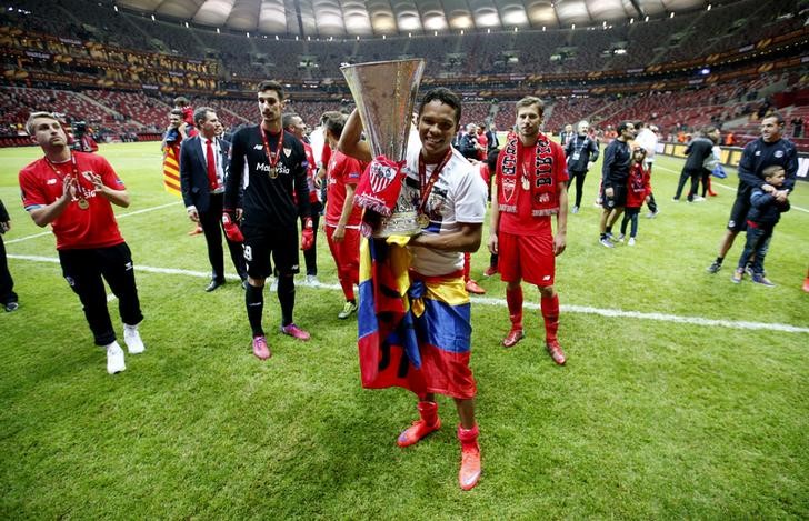 © Reuters. El Sevilla gana la Liga Europa por segundo año seguido con doblete de Bacca