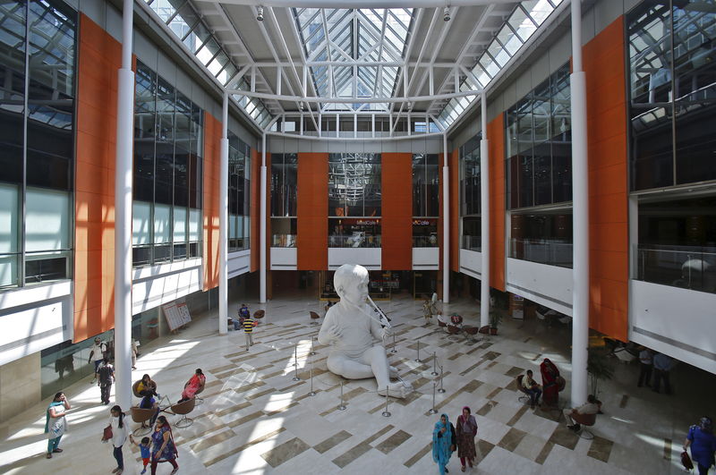 © Reuters. A general view of the lobby area is pictured at the Fortis Memorial Hospital at Gurgaon