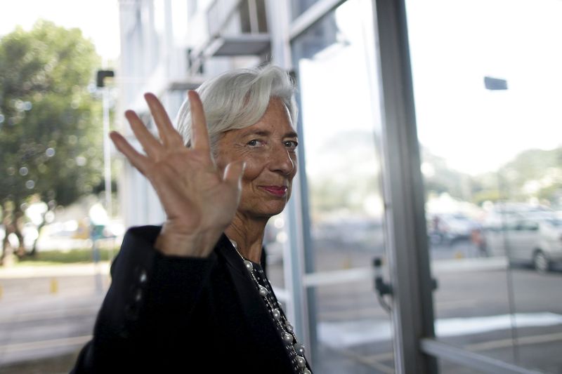 © Reuters. IMF Managing Director Lagarde arrives at Brazil's Finance Ministry before a meeting with Brazilian Finance Minister Levy in Brasilia