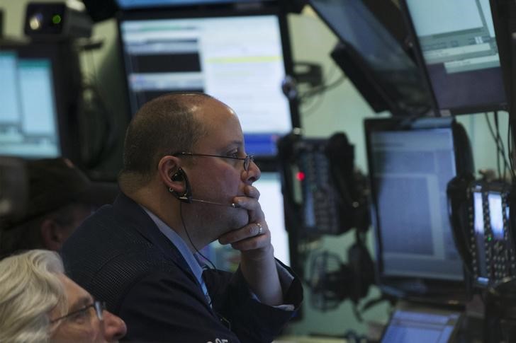 © Reuters. Трейдеры на торгах Нью-Йоркской биржи