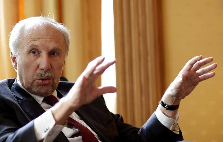 © Reuters. European Central Bank Governing Council member Nowotny gestures during an interview with Reuters in Vienna