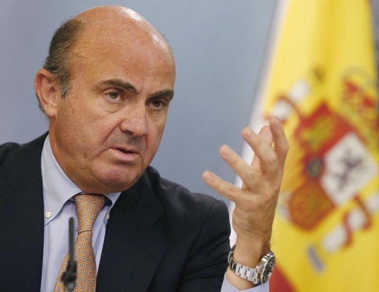 © Reuters. Spain's Economy Minister Luis de Guindos gestures during a news conference in Madrid