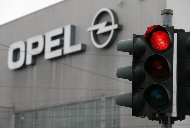 © Reuters. A trafic light shows red in front of the Opel plant on its final day of production in Bochum