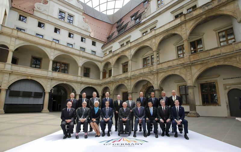 © Reuters. Participants of the G7 finance ministers and central bankers meeting pose for a family picture in Palace Chapel in Dresden
