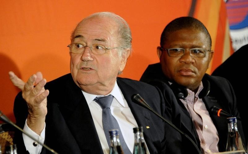 © Reuters. FIFA president Blatter gestures next to South Africa's Sports Minister Mbalula during a media briefing in Johannesburg