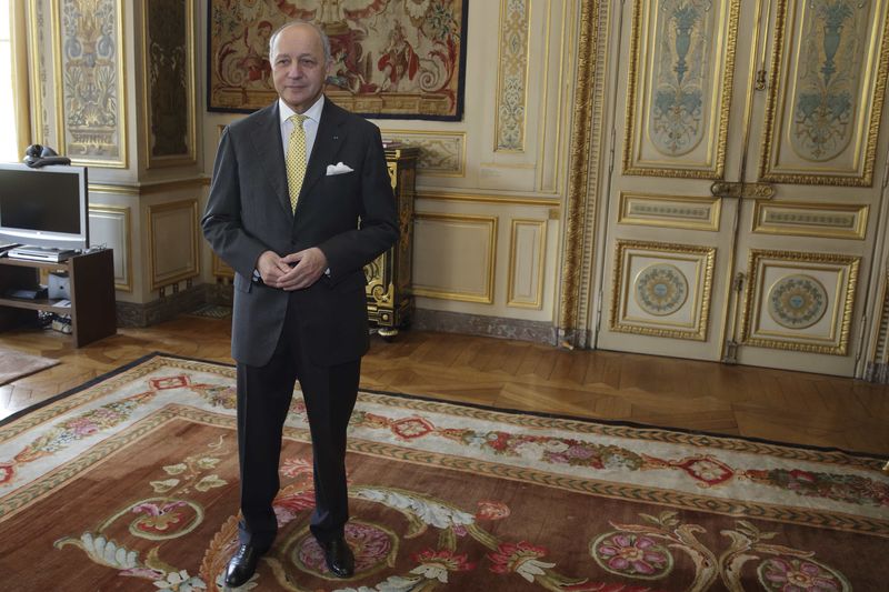 © Reuters. Chanceler francês, Laurent Fabius, em seu escritório em Paris, durante entrevista à Reuters