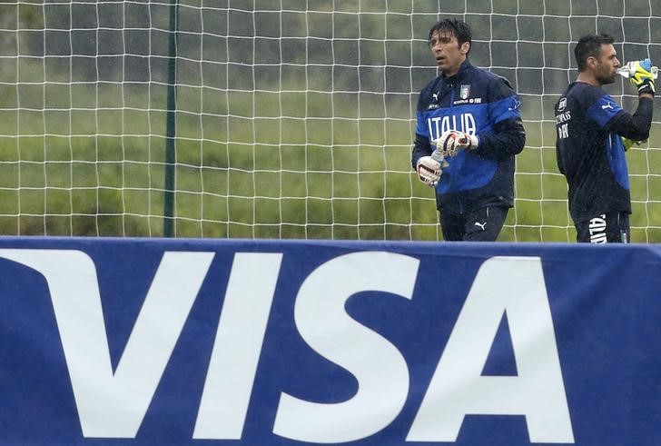 © Reuters. A Visa advertising banner is pictured as Italy's national soccer goalkeepers Buffon and Sirigu drink during a training session ahead of the 2014 World Cup in Mangaratiba 