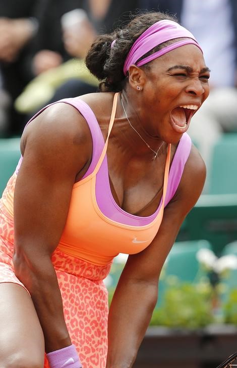 © Reuters. Serena Williams supera sus miedos para pasar a tercera ronda de Roland Garros