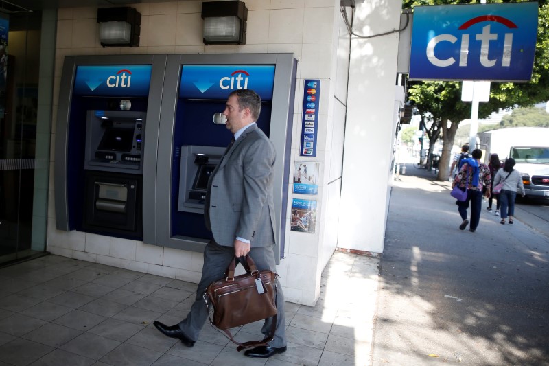 © Reuters. A man walks past a Citibank ATM in Los Angeles