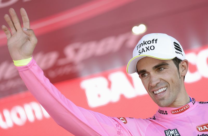 © Reuters. Contador celebrates as he wears the leader's pink jersey on podium after the 98th Giro d'Italia cycling race from Tirano to Lugano